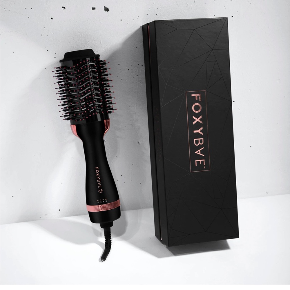 Rose gold dryer brush